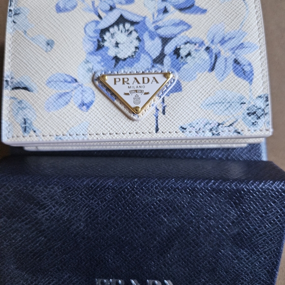 NWT. Prada Floral Wallet in Cream and Blue - Picture 3 of 7